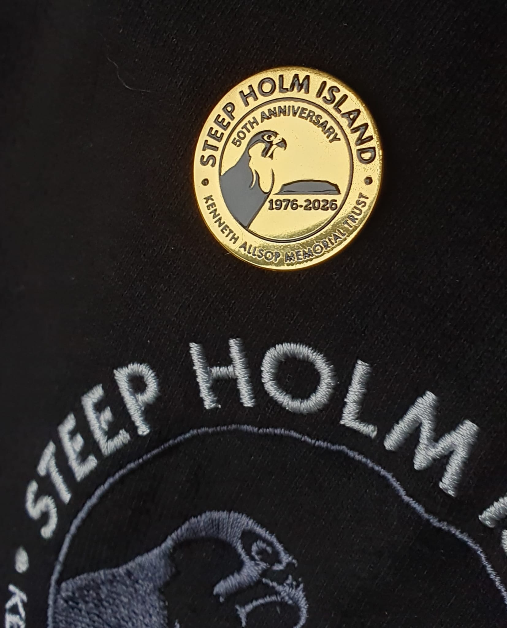 Gold badge with 'Steep Holm Island' text on a black background